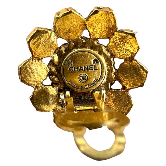 Vintage Chanel 1970s/80s Green Gripoix Glass and Crystals Clip On Earrings - Picture 5 of 5